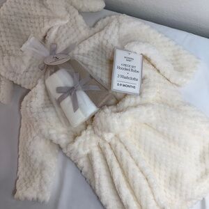 NEW MODERN BABY Hooded Robe+3 Washcloths-sz 0-9 M